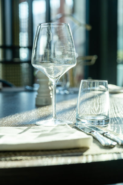 宴席:为宴会或婚宴准备的餐桌图片下载