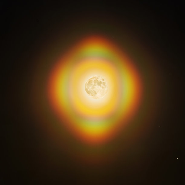 彩虹光环环绕着月亮。夜空中的满月。图片下载