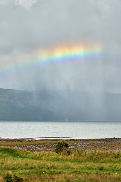 五颜六色的彩虹和雨点落在马尔之声的一艘白色小帆船上图片下载