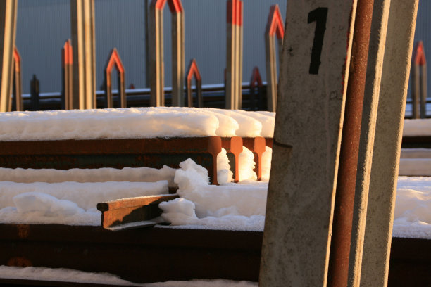 铁轨被雪覆盖图片下载