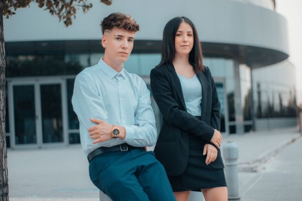 浅焦点镜头一对夫妇穿着职业装和商务套装图片下载