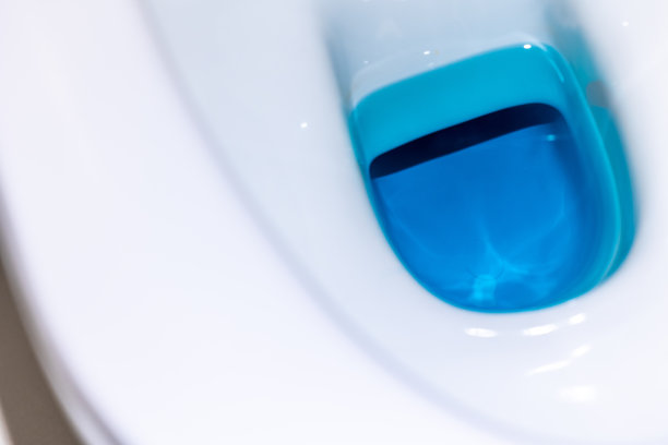 一个白色马桶的内部特写。图片下载