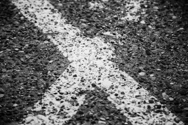 柏油路上的黄线图片下载