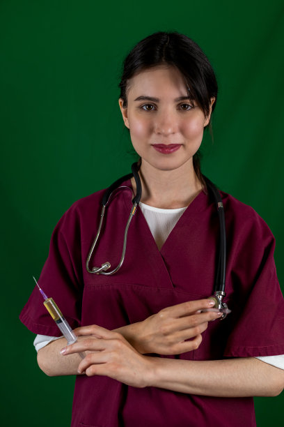 医生护士戴着医用口罩和手套，手持注射器，典型的疫苗背景。图片下载