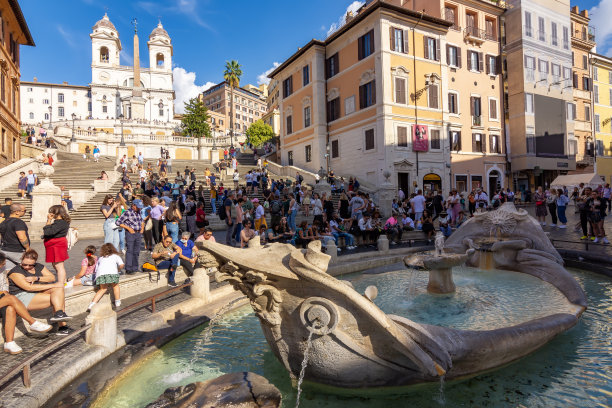 船的喷泉和西班牙台阶与圣三一教堂，罗马，意大利图片下载