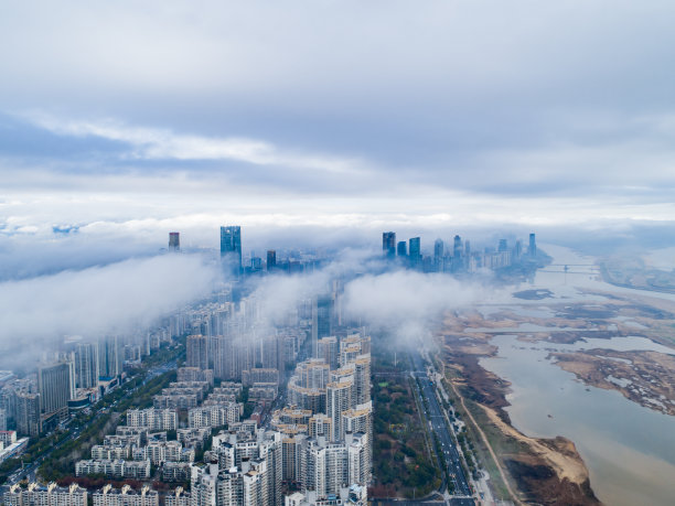 中国上海城市景观平流雾的航空摄影图片下载