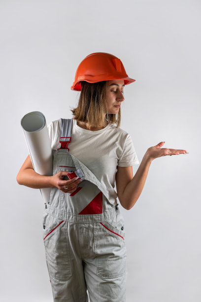 拿着纸、工具或器具修理公寓的女建筑师或工头。图片下载