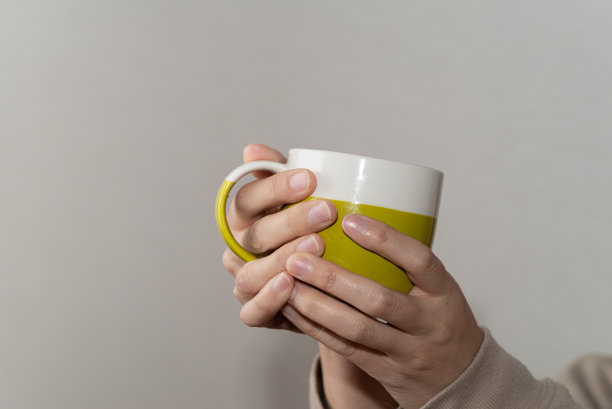 拿杯子的人图片下载