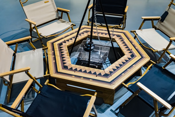 露营区六角形火坑周围的户外椅子。图片下载