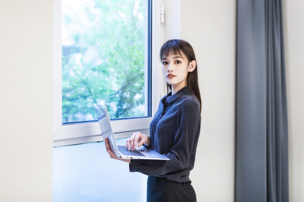 在办公室工作的女商人图片下载