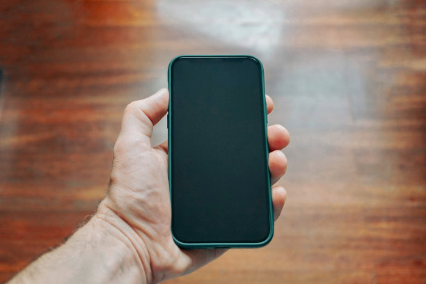 手握智能手机，对手机上瘾图片下载