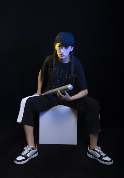 拿着棒球棒的酷女孩图片下载