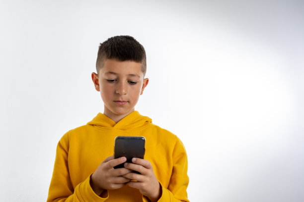 男孩在打电话图片下载