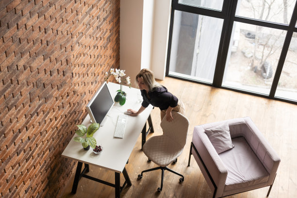 年轻快乐的女商人在现代办公室与同事使用电脑。时尚美丽的经理微笑，工作在金融和营销项目图片下载