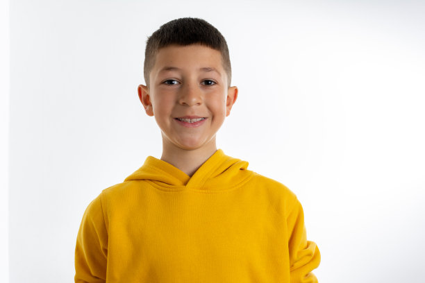 白色背景下穿着便服的微笑男孩图片下载