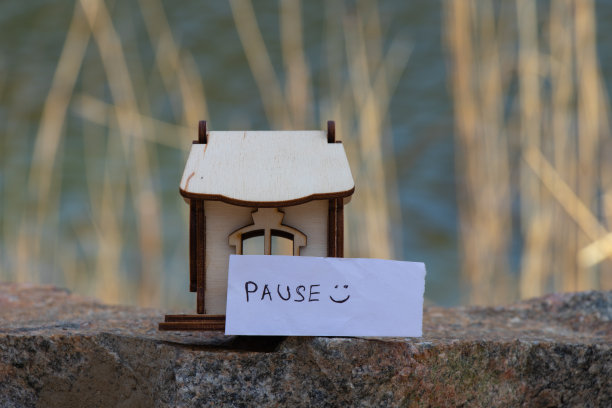 房子在阳光下立在地上，旁边有英文铭文图片下载