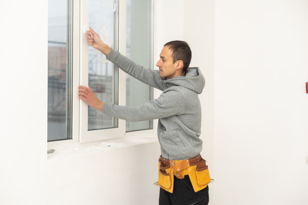 工人在房子里安装和检查窗户图片下载
