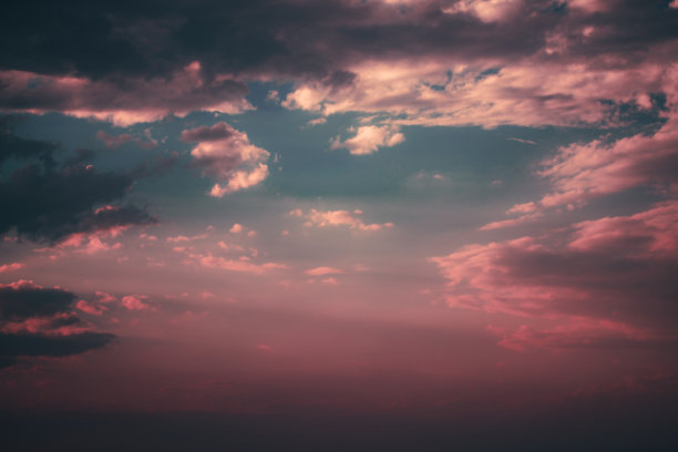 日落天空中的彩云图片下载