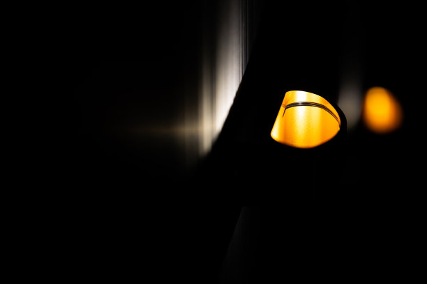 一个黑暗房间里的灯光特写。图片下载