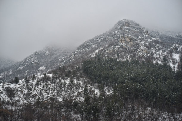 从特拉夫尼克镇看山图片下载