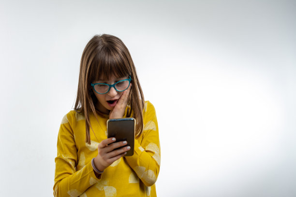 小女孩在智能手机上被欺负图片下载