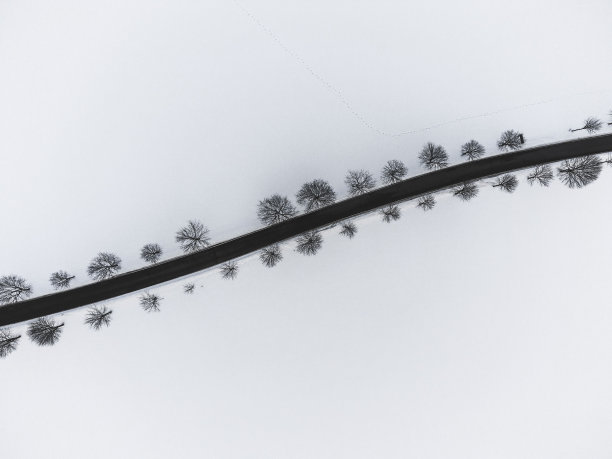 空中极简主义的观点，高速公路通过一个雪白的领域-伟大的墙纸图片下载