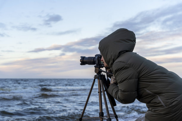 女摄影师拿着相机拍照图片下载
