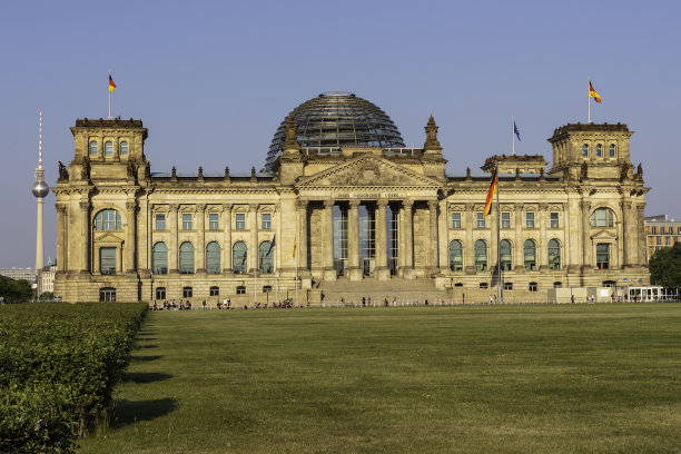 夏天的德国国会大厦。图片下载