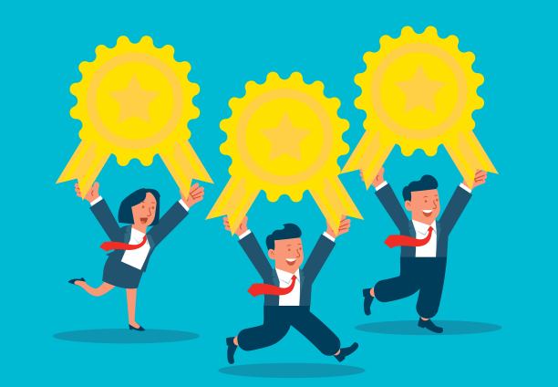 获得奖牌或奖励徽章，成功赢得大奖，成功的商业团队，最佳员工或最佳团队成员，三个商人开心地奔跑，双手高举奖牌图片下载