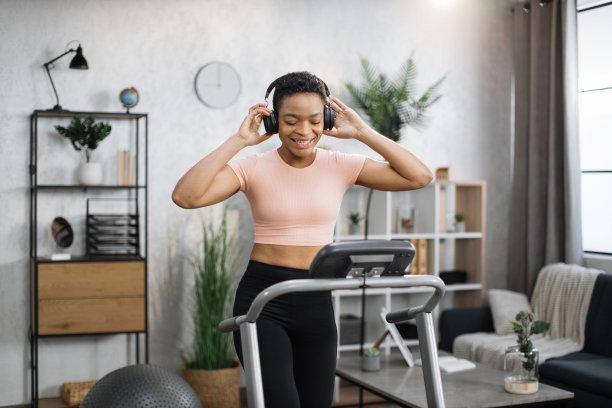 年轻活跃的运动肖像非裔美国人运动妇女在运动服和耳机图片下载