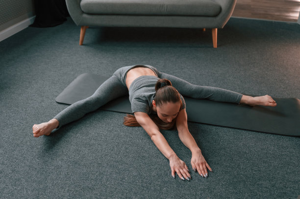 前视图。年轻女子在瑜伽服做健身室内图片下载