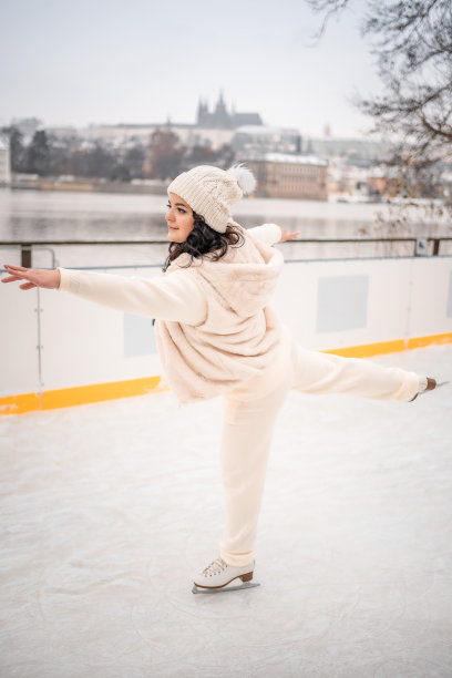 美丽的女孩在布拉格城堡背景的溜冰场滑冰，捷克共和国，欧洲。高质量照片图片下载