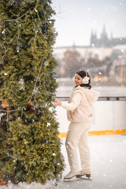 美丽的女孩在布拉格城堡背景的溜冰场滑冰，捷克共和国，欧洲。高质量照片图片下载