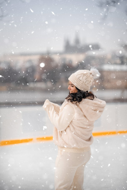 美丽的女孩在布拉格城堡背景的溜冰场滑冰，捷克共和国，欧洲。高质量照片图片下载
