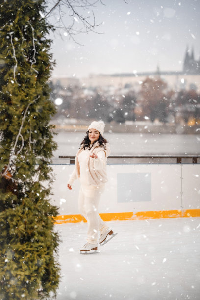 美丽的女孩在布拉格城堡背景的溜冰场滑冰，捷克共和国，欧洲。高质量照片图片下载