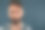 特写肖像。英俊的男人在蓝色背景的演播室里图片下载