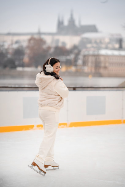 美丽的女孩在布拉格城堡背景的溜冰场滑冰，捷克共和国，欧洲。高质量照片图片下载
