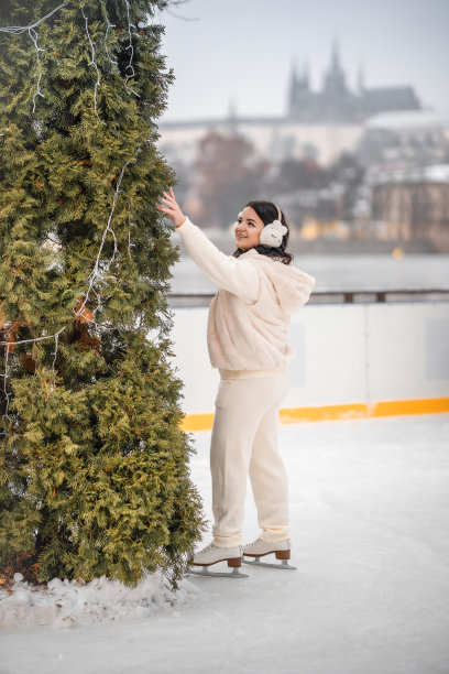 美丽的女孩在布拉格城堡背景的溜冰场滑冰，捷克共和国，欧洲。高质量照片图片下载