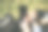快乐的朋友们用他们的智能手机和智能手表在线分享多媒体内容，两个美丽的拉丁女人坐在户外图片下载