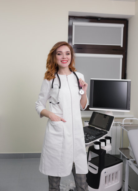 一位年轻的女医生正站在超声诊断室里。图片下载