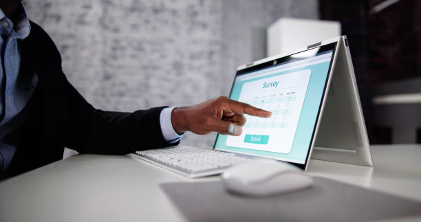 商务人士填写在线调查表格图片下载