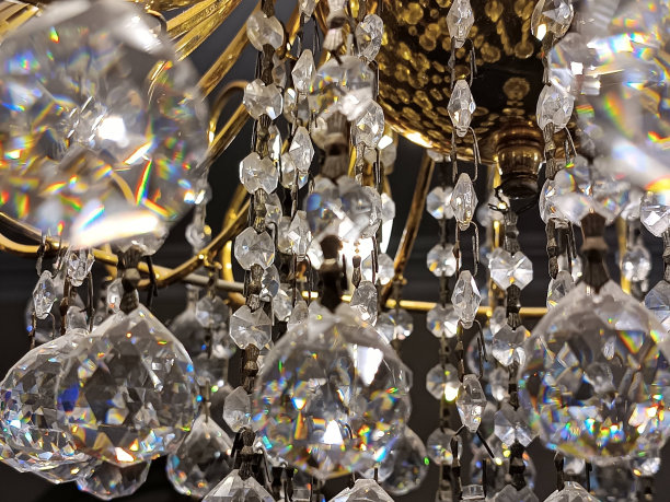 一个老式水晶吊灯的特写镜头。图片下载