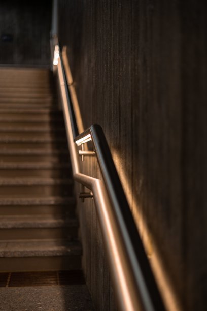 垂直拍摄的空楼梯与照明栏杆图片下载