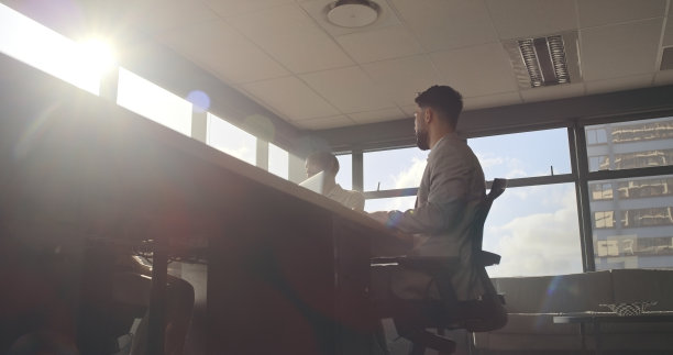 办公室会议，商务人员和会议室规划，公司战略和公司谈判。研讨会，镜头耀斑和董事会从下面的职业生涯和经理工作图片下载