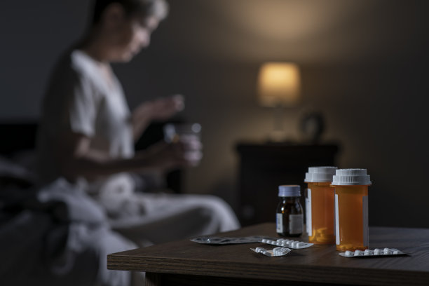 抑郁的女人在卧室吃药图片下载