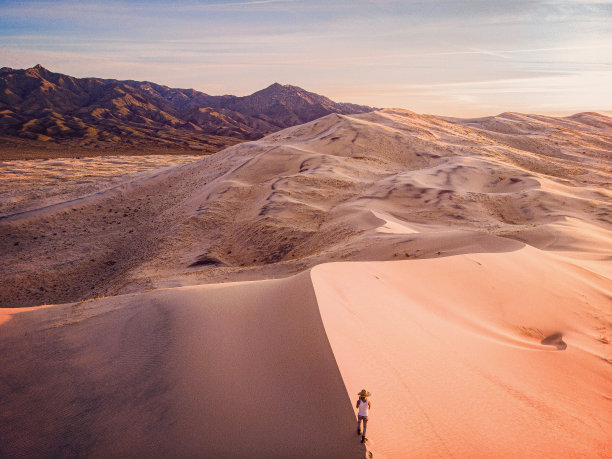 一个徒步旅行者穿越莫哈维沙漠的航拍照片图片下载