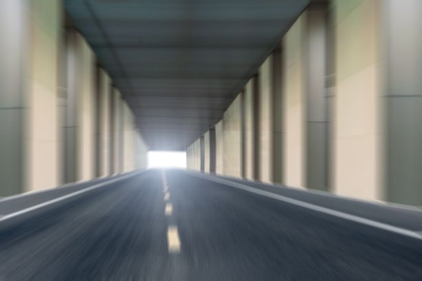 运动模糊了现代城市中空旷的沥青公路图片下载