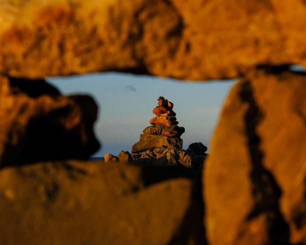 通过石窗拍摄的人造石雕图片下载