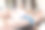 成熟女子坐在沙发上使用无线笔记本电脑应用程序浏览互联网图片下载