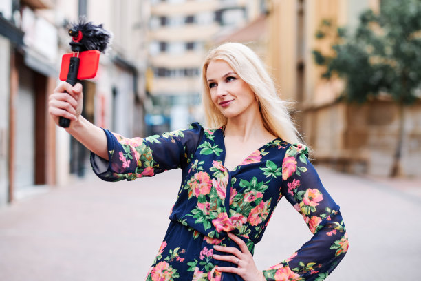 一名女子在录像时看着摄像机图片下载